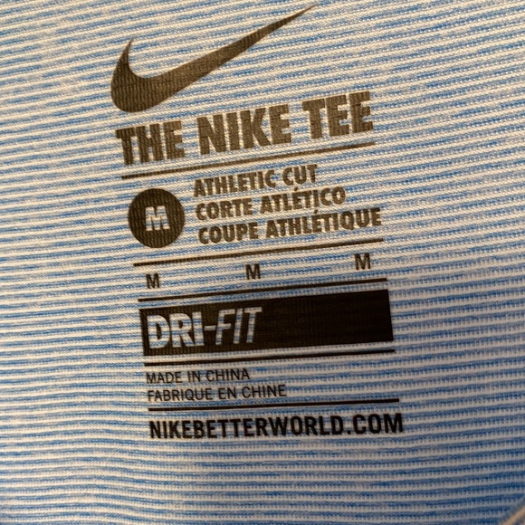 Women's Nike Workout Shirt Size Medium - Picture 4 of 4